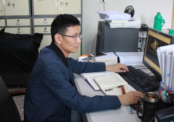 环保事业部党员李小聪在工作中